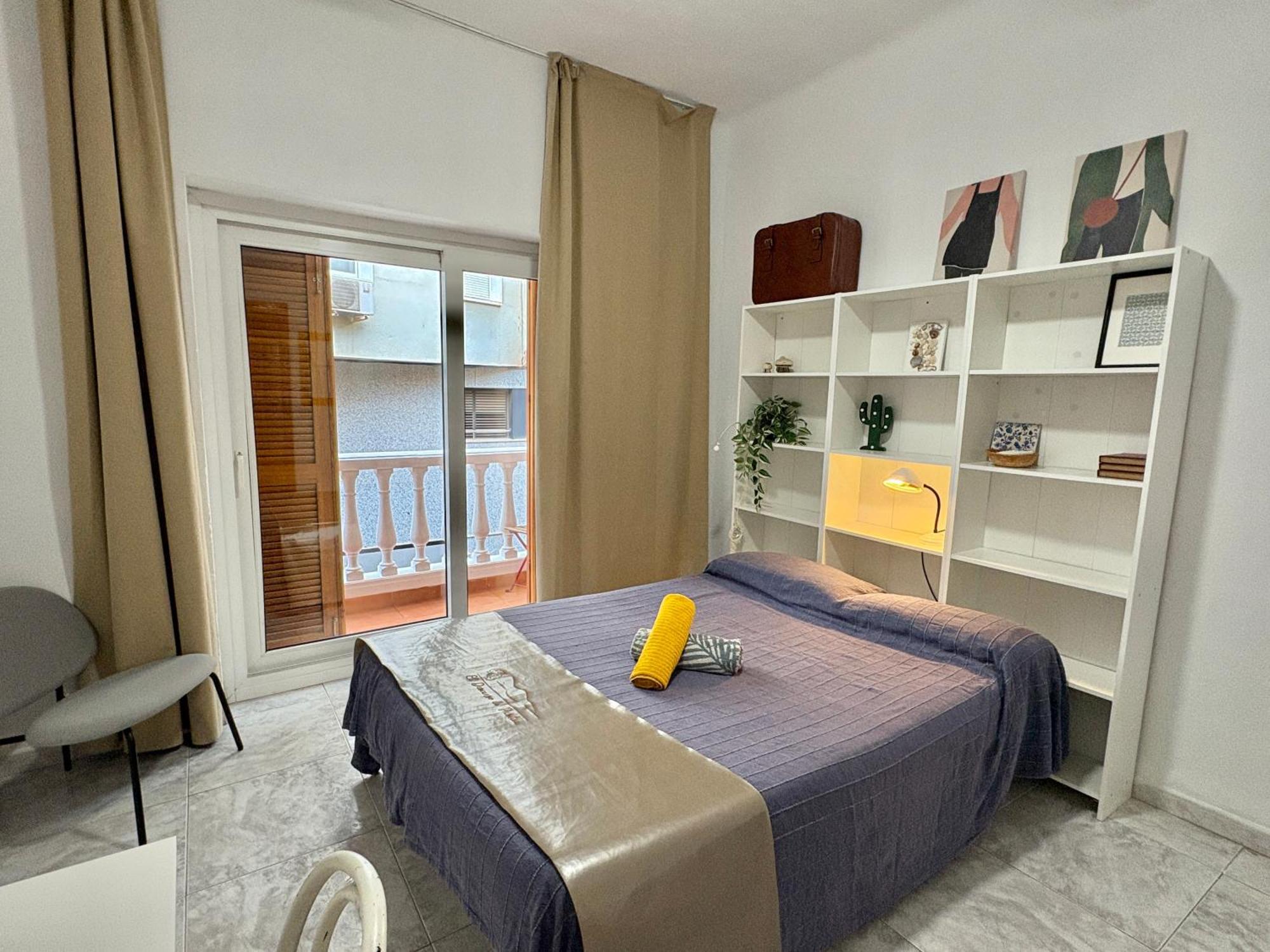 Camera Matrimoniale con Balcone e Bagno in Comune